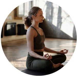 Frau im Yoga-Sitz beim Meditieren